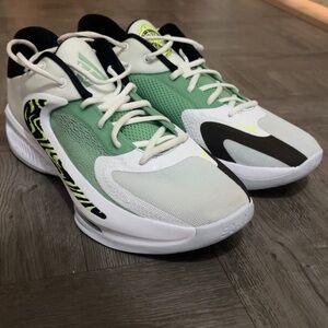 Zoom Freak 4 Greek Coastline Size- 10.5